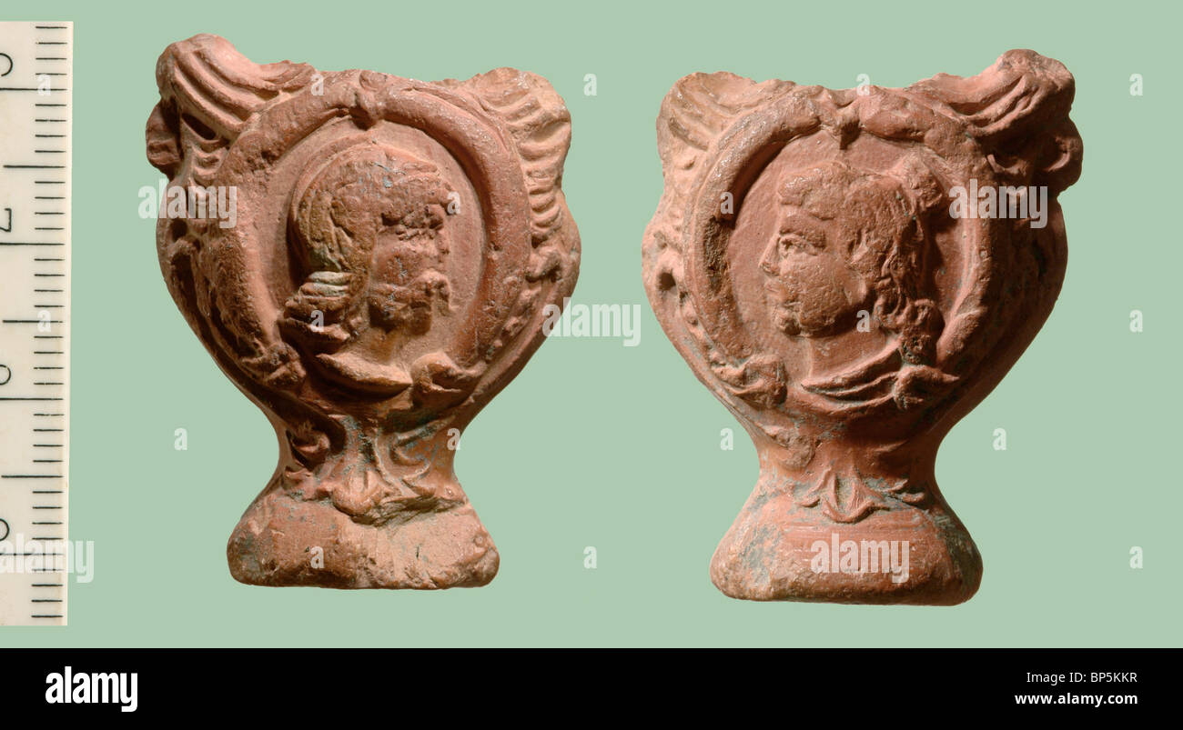 Tiny terracotta decorata pallone per liquidi speciali forse profumo o medicina. Periodo tardo romano C 4th. C. AD trovate in Foto Stock