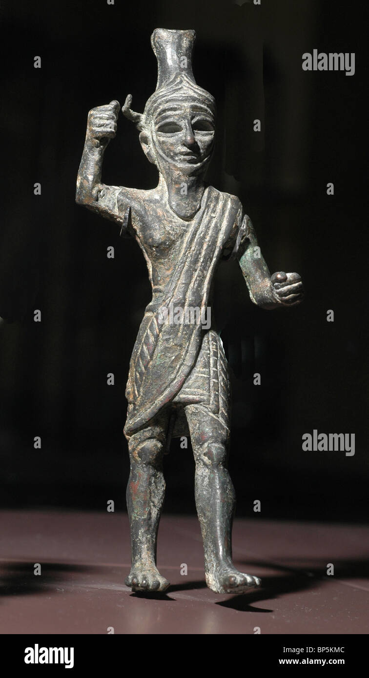 Figurina di tempesta Dio Baal. La statuetta è rivestita in oro e argento. Il braccio destro è sollevato verso l'alto come se brandendo un Foto Stock