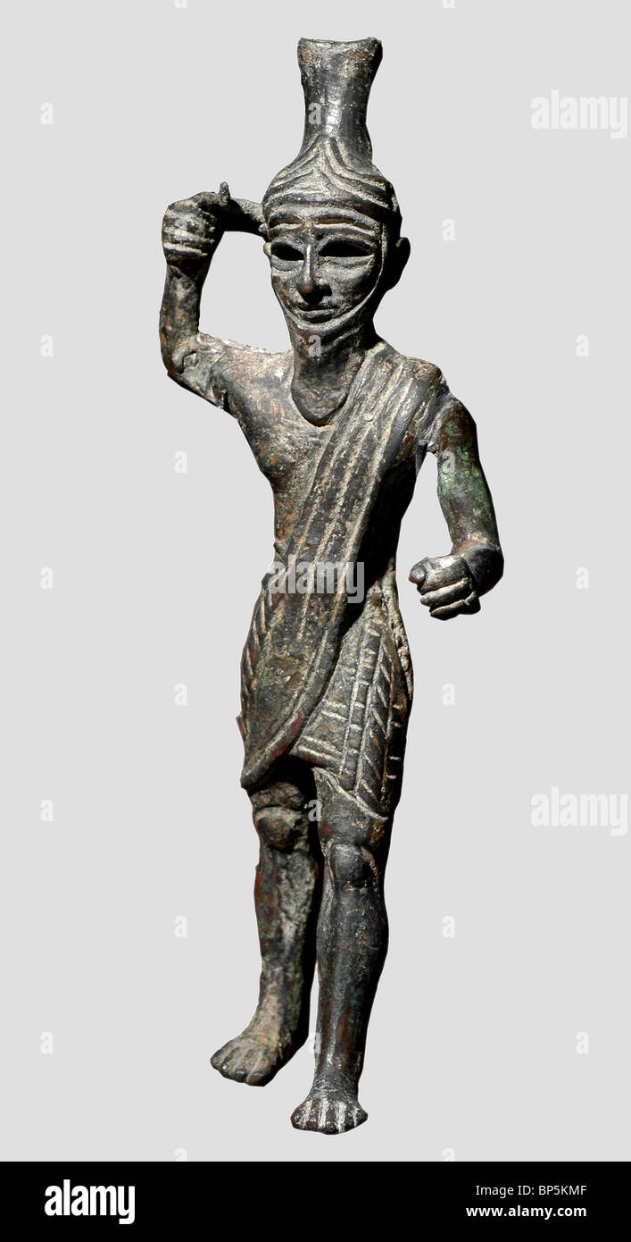 Figurina di tempesta Dio Baal. La statuetta è rivestita in oro e argento. Il braccio destro è sollevato verso l'alto come se brandendo un Foto Stock
