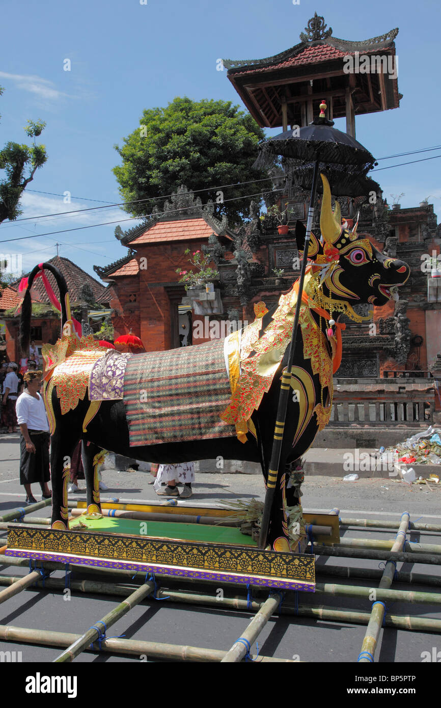Indonesia, Bali, Denpasar, cerimonia di cremazione la cremazione animale, bull figura, Foto Stock