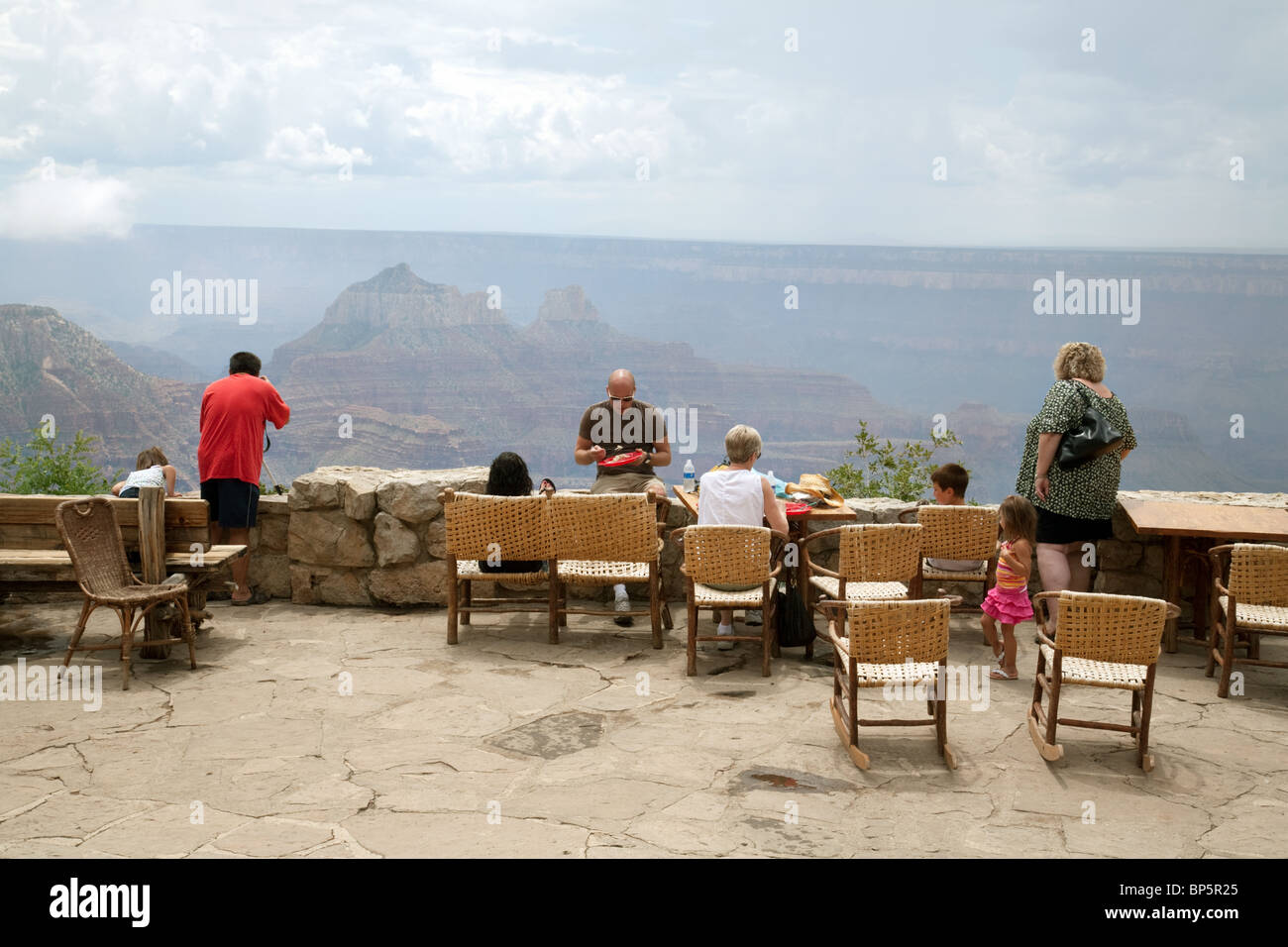 I turisti in cerca del Grand Canyon dal North Rim Grand Canyon Lodge, Arizona, Stati Uniti d'America Foto Stock