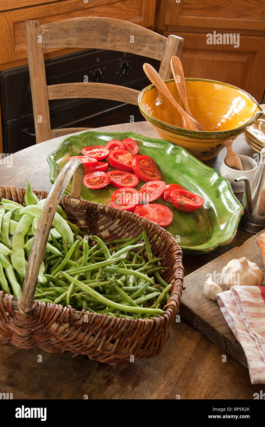 Verdure in francese country kitchen Foto Stock