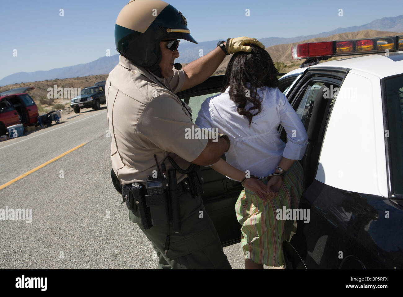 Funzionario di polizia arresti driver femmina Foto Stock