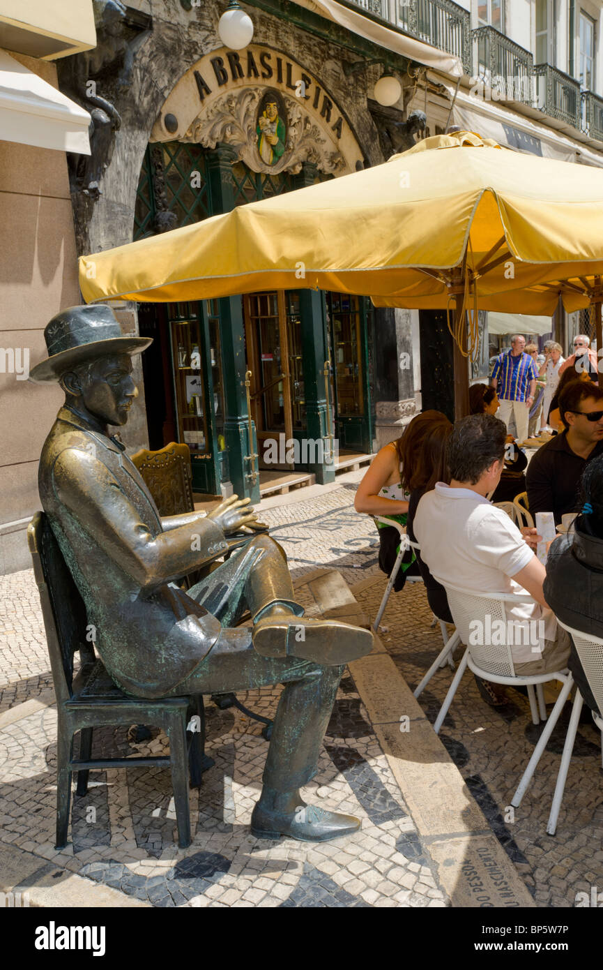 Statua al poeta Fernando Pessoa, il cafè a Brasileira, Rua Garrett, il quartiere Chiado, Lisbona Portogallo Foto Stock