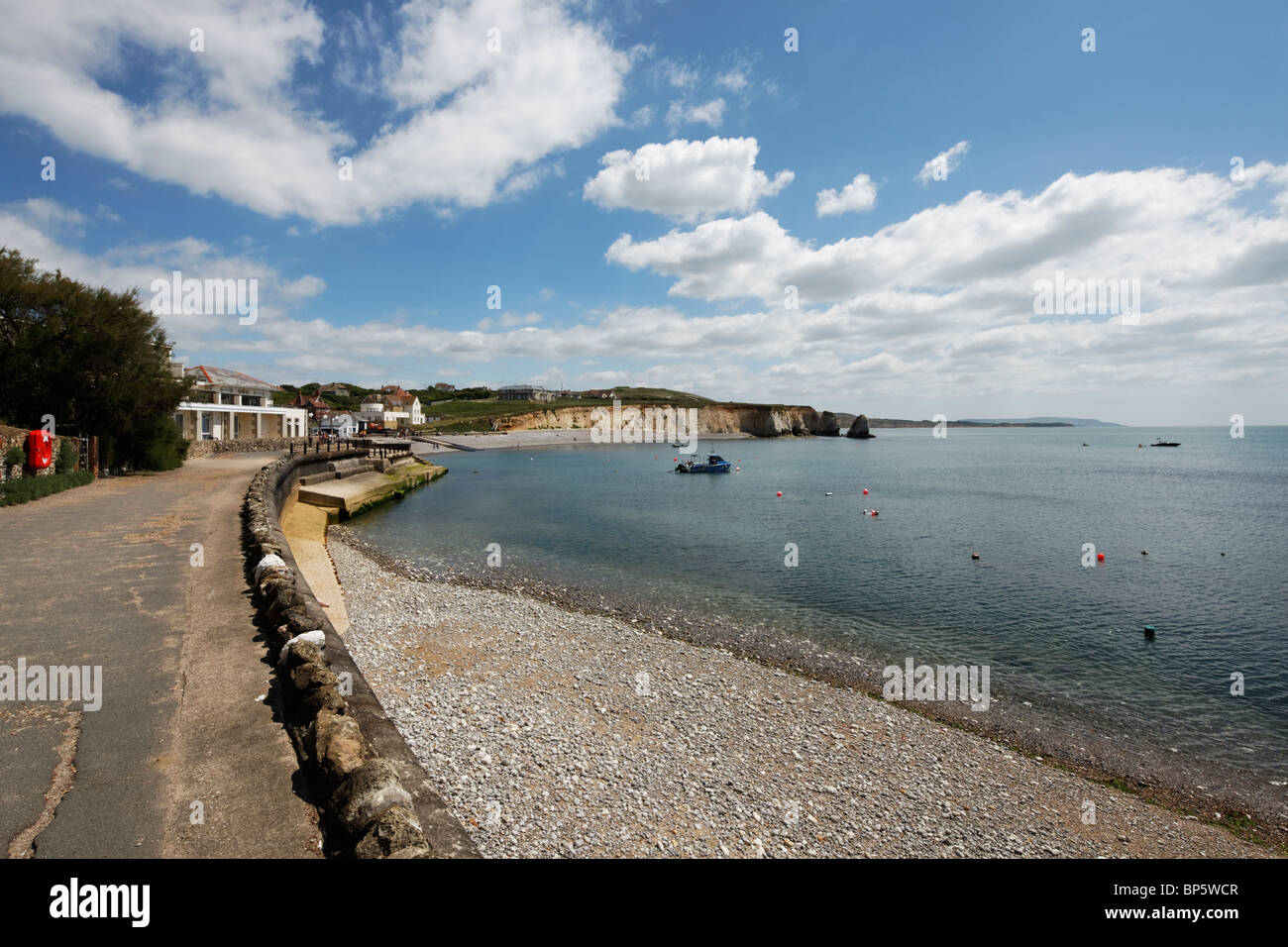 La baia di acqua dolce fronte mare e spiaggia dell'Isola di Wight Foto Stock