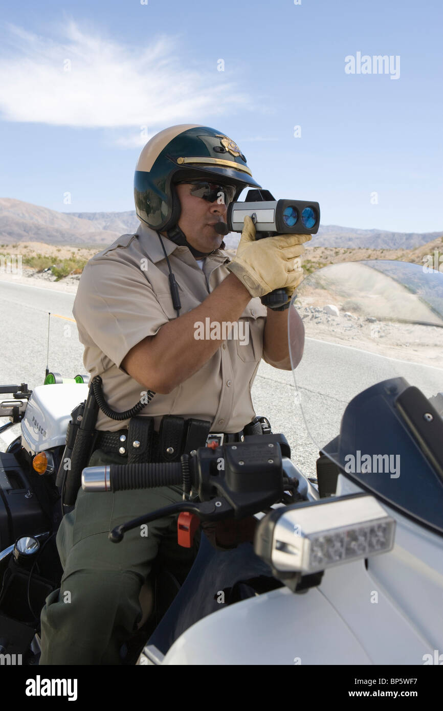 Moto ufficiale di polizia con radar di velocità Foto Stock