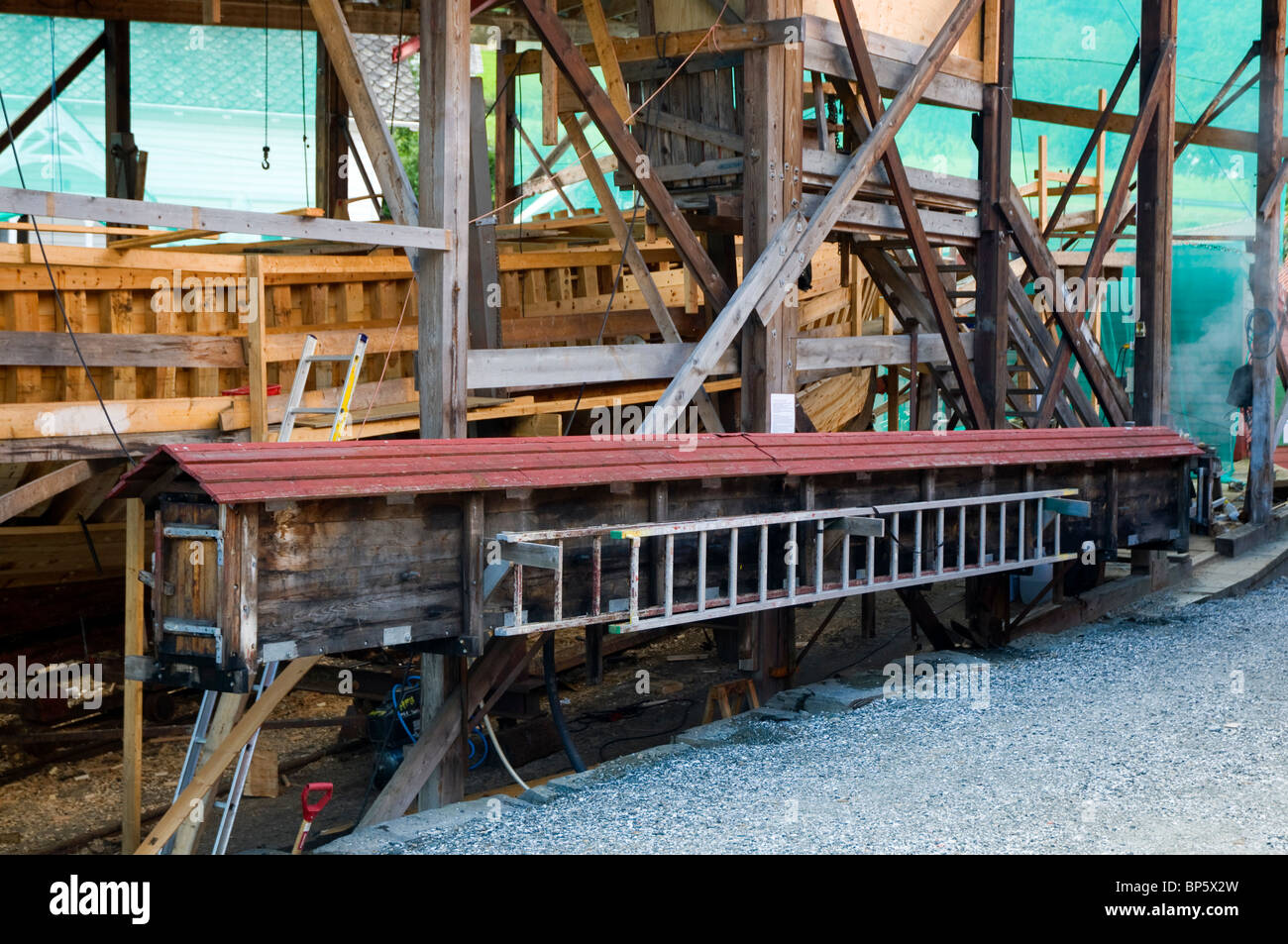 Una grande imbarcazione in legno che viene costruita utilizzando le tradizionali tecniche di falegnameria che mostra armadio a vapore per spar piegatura, Norvegia Foto Stock