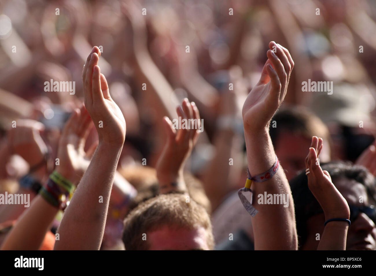 Una stretta di mano battendo le mani in mezzo alla folla a V Festival Foto Stock