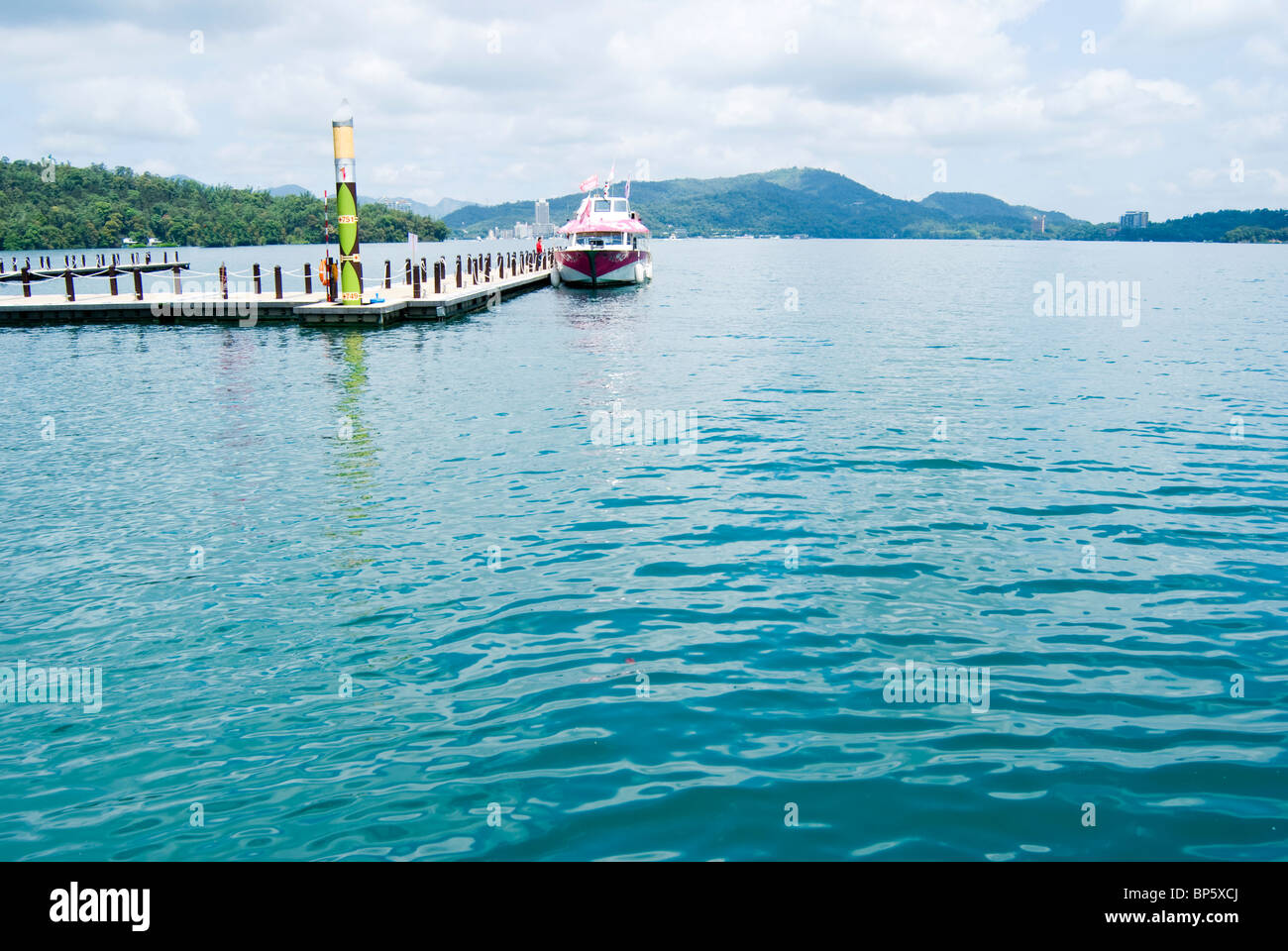 Ancoraggio barche sul lago, Sun-moon lake, a Taiwan, in Asia. Foto Stock