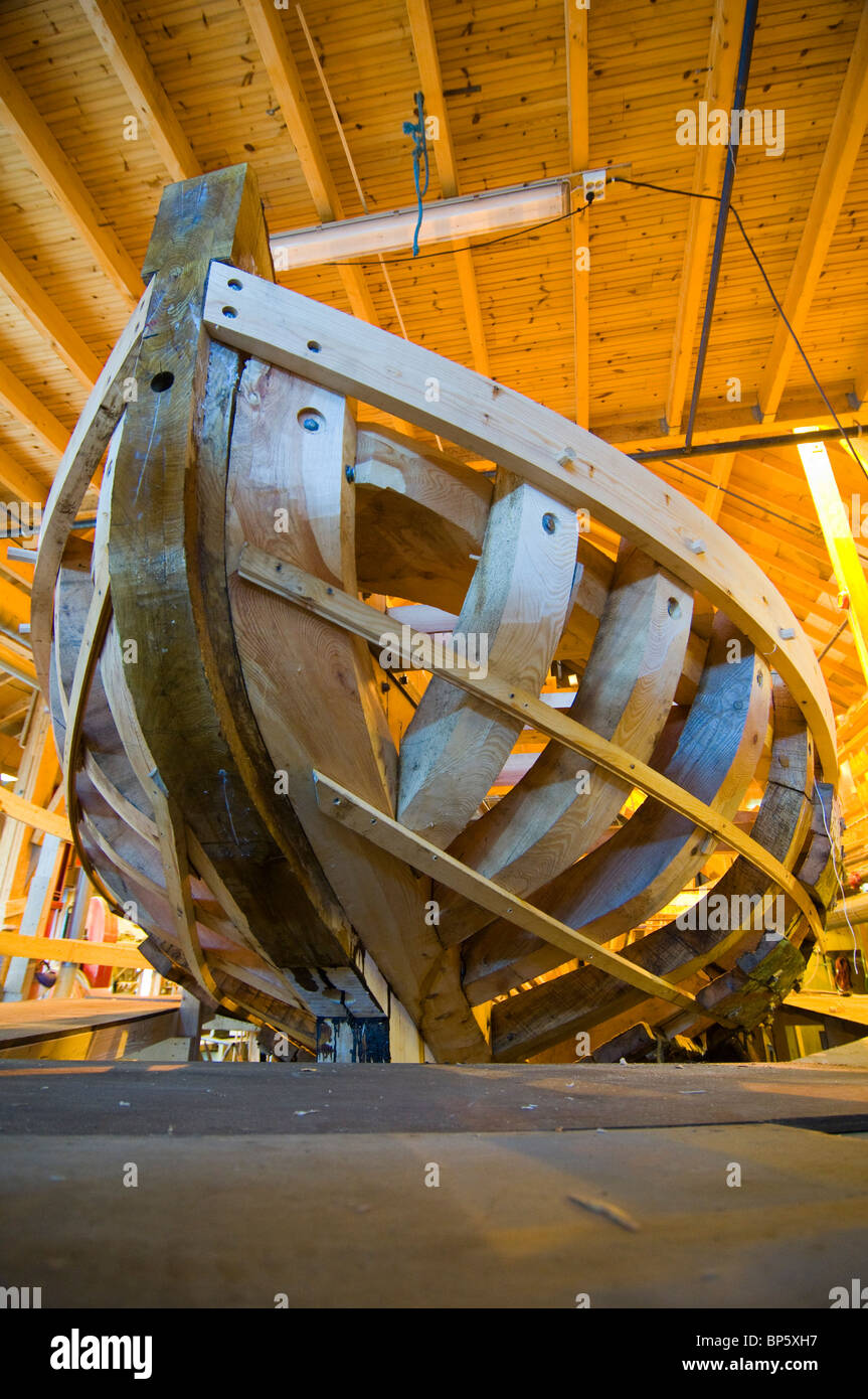 La barca di legno durante la costruzione mediante tradizionali tecniche di legno presso il museo della marina in Norheimsund, Norvegia Foto Stock