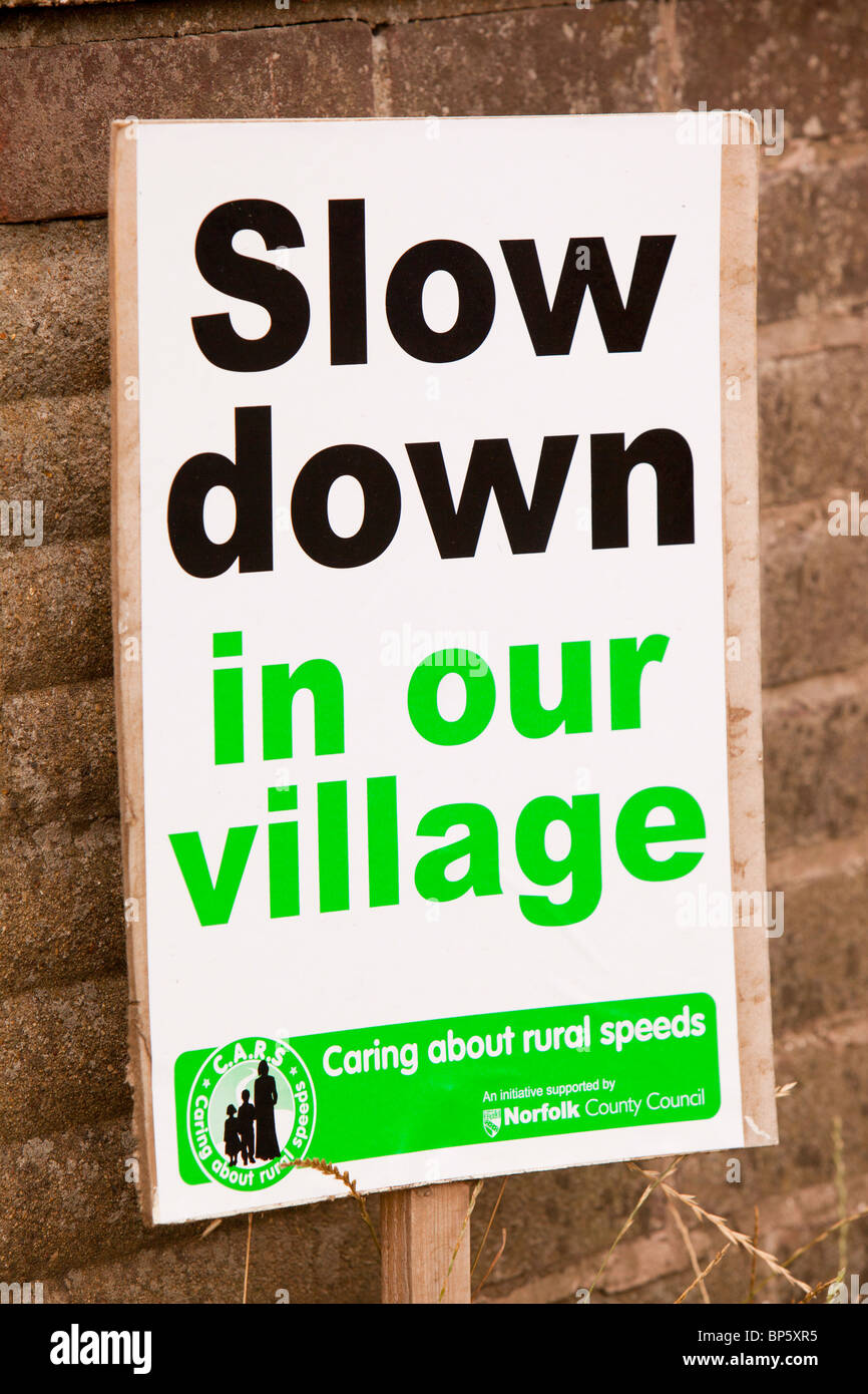 Un segno chiedendo agli automobilisti di rallentare in Mundesley villaggio in Norfolk, Regno Unito. Foto Stock