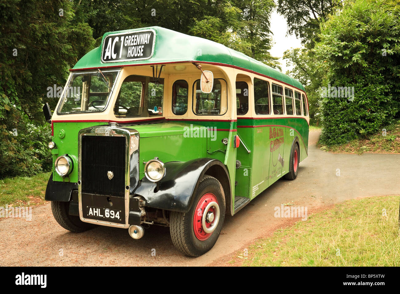 Leyland bus o Charabanc nel Devon Lane tenendo i turisti di Agatha Christie's casa di Greenaway Foto Stock