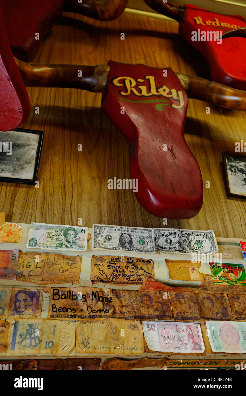 I vecchi elementi e cimeli appesi alle pareti del pub di Puhoi, Nuova Zelanda Foto Stock
