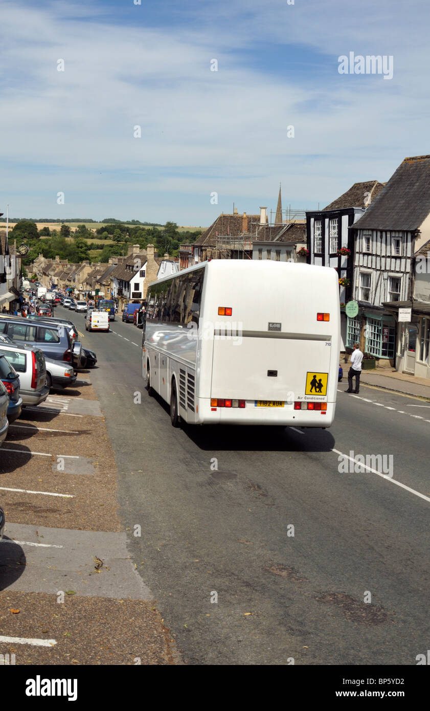 Traffico estivo a Burford High Street, Cotswolds, UK. Foto Stock