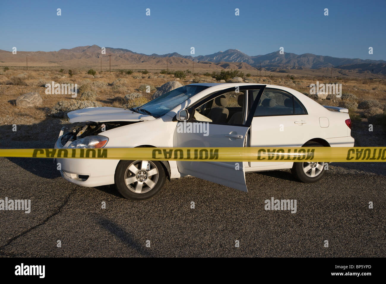 Auto danneggiata nel deserto Foto Stock