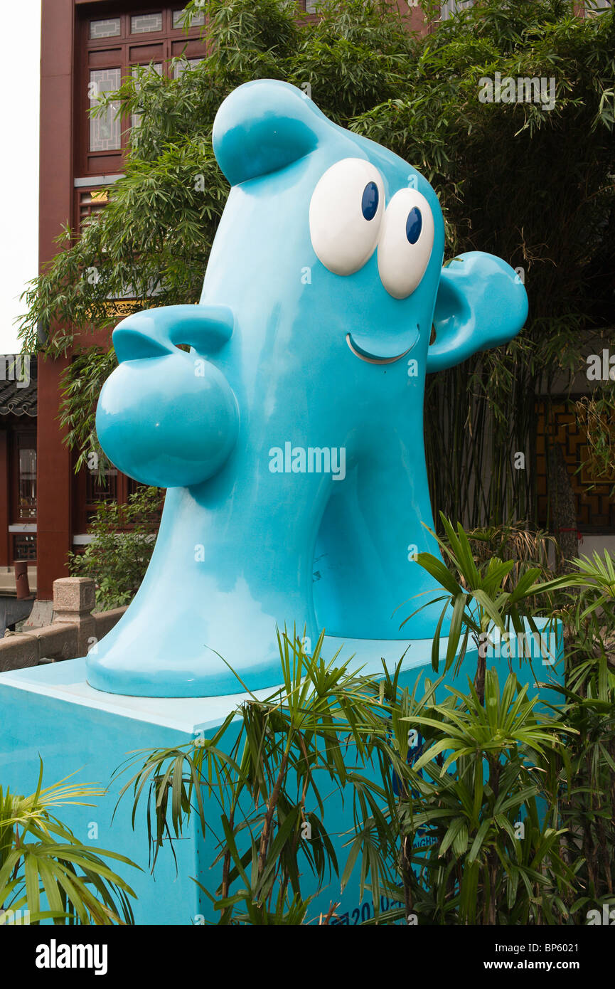 Cina, Shanghai. Fiera Mondiale mascotte in Chenghuang Miao zona attorno alla città di Shanghai tempio di Dio. Foto Stock