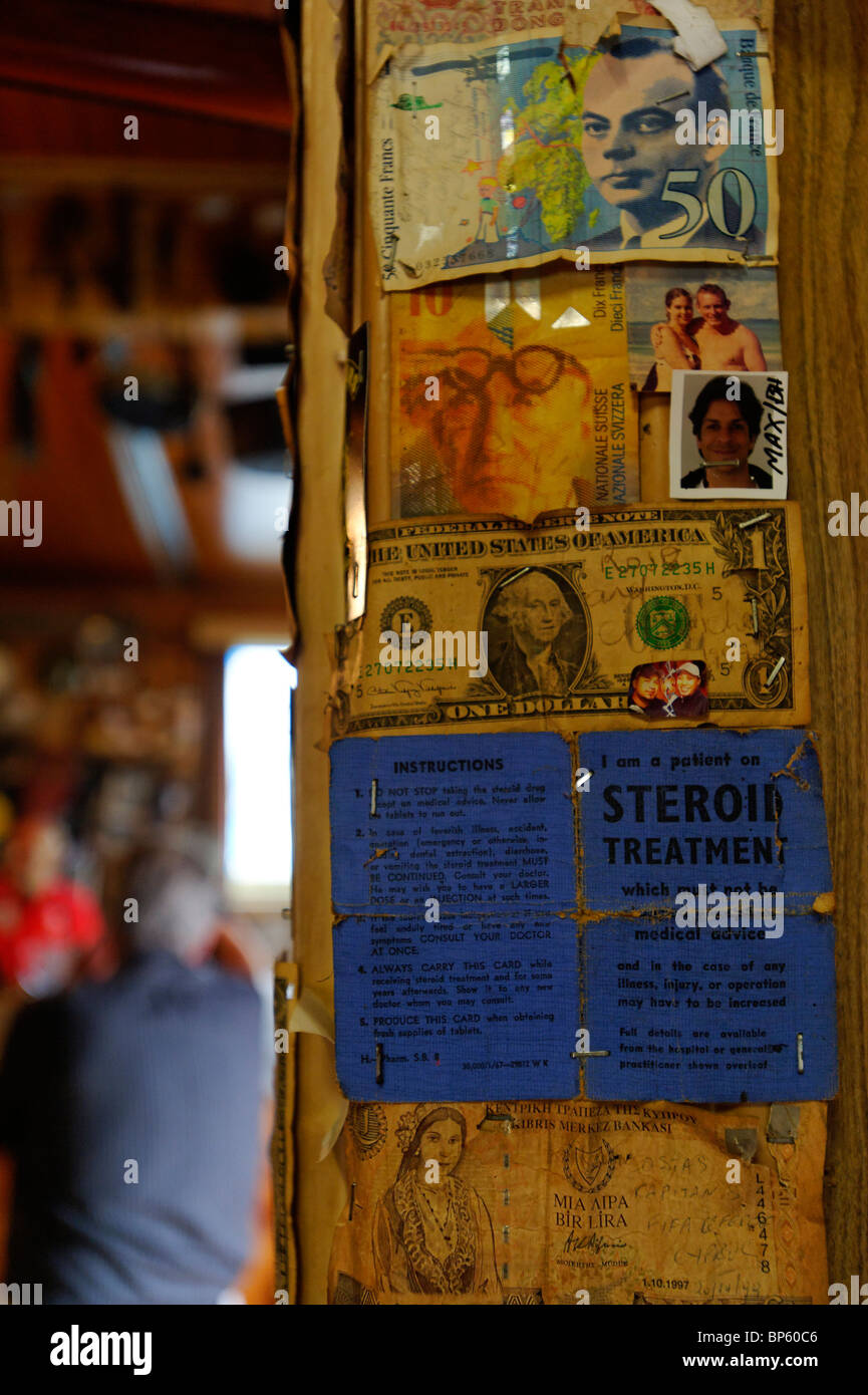 I vecchi elementi e cimeli appesi alle pareti del pub di Puhoi, Nuova Zelanda Foto Stock