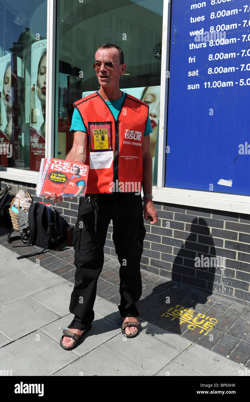 Problema di grande ufficiale fornitore venditore il centro città di Brighton Regno Unito Foto Stock