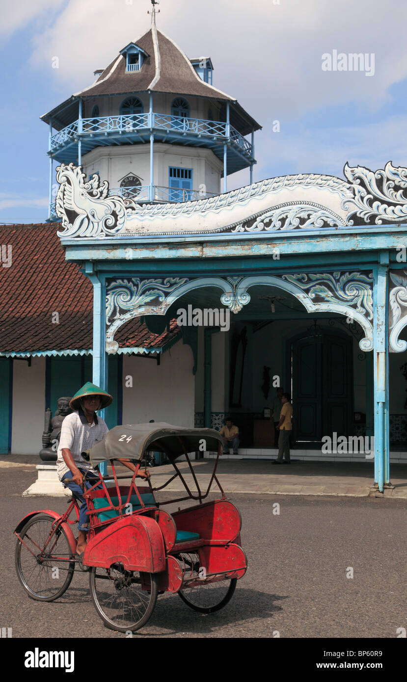 Indonesia, Java, Solo, Kraton Surakarta Palace, becak conducente; Foto Stock