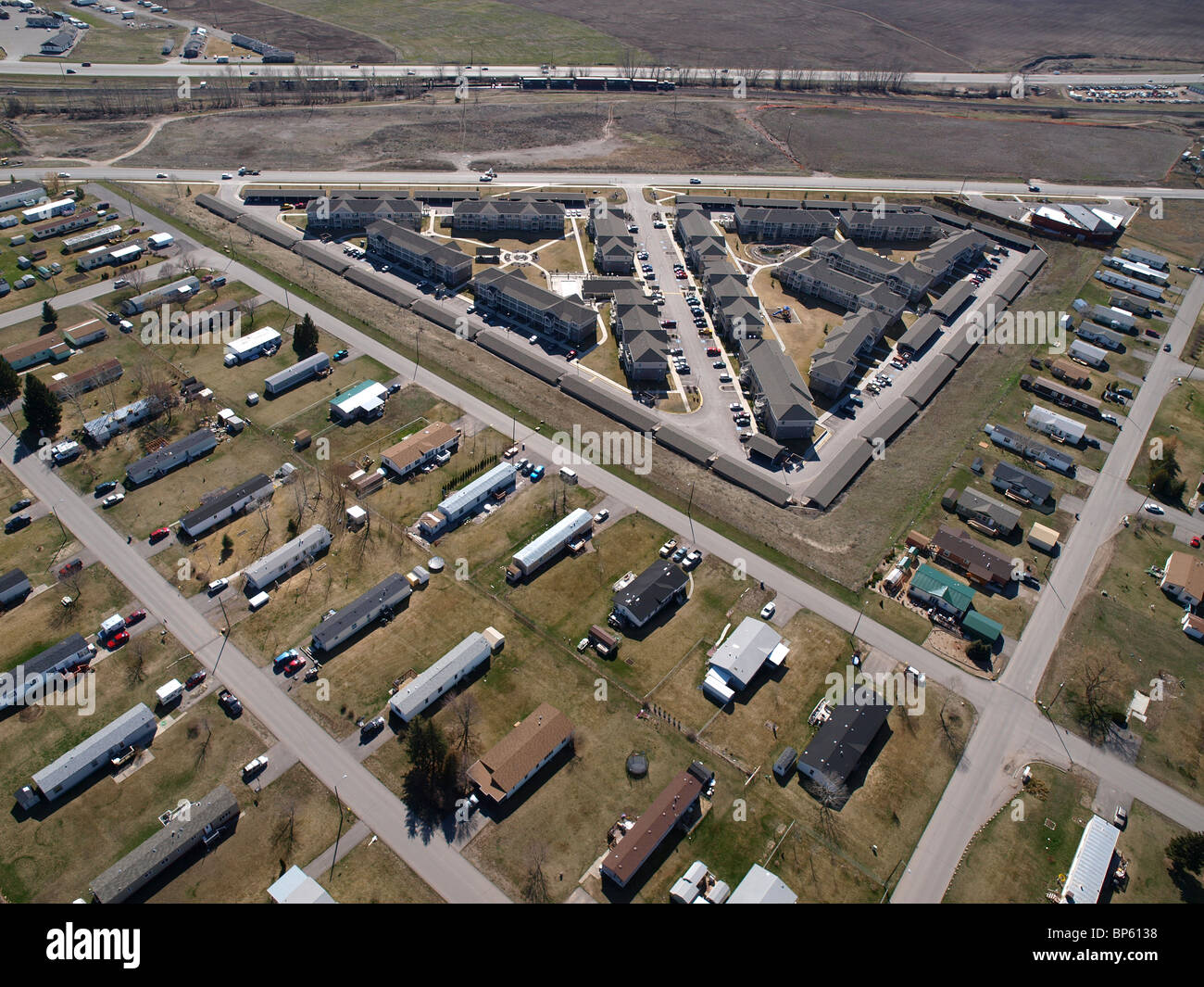 Case mobili formano un modello triangolare in America rurale. Foto Stock