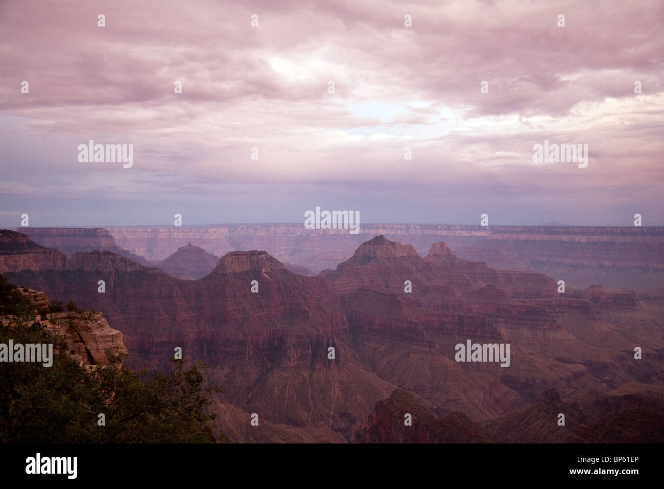 Tramonto al Grand Canyon, visto dal North Rim Lodge, Arizona, Stati Uniti d'America Foto Stock
