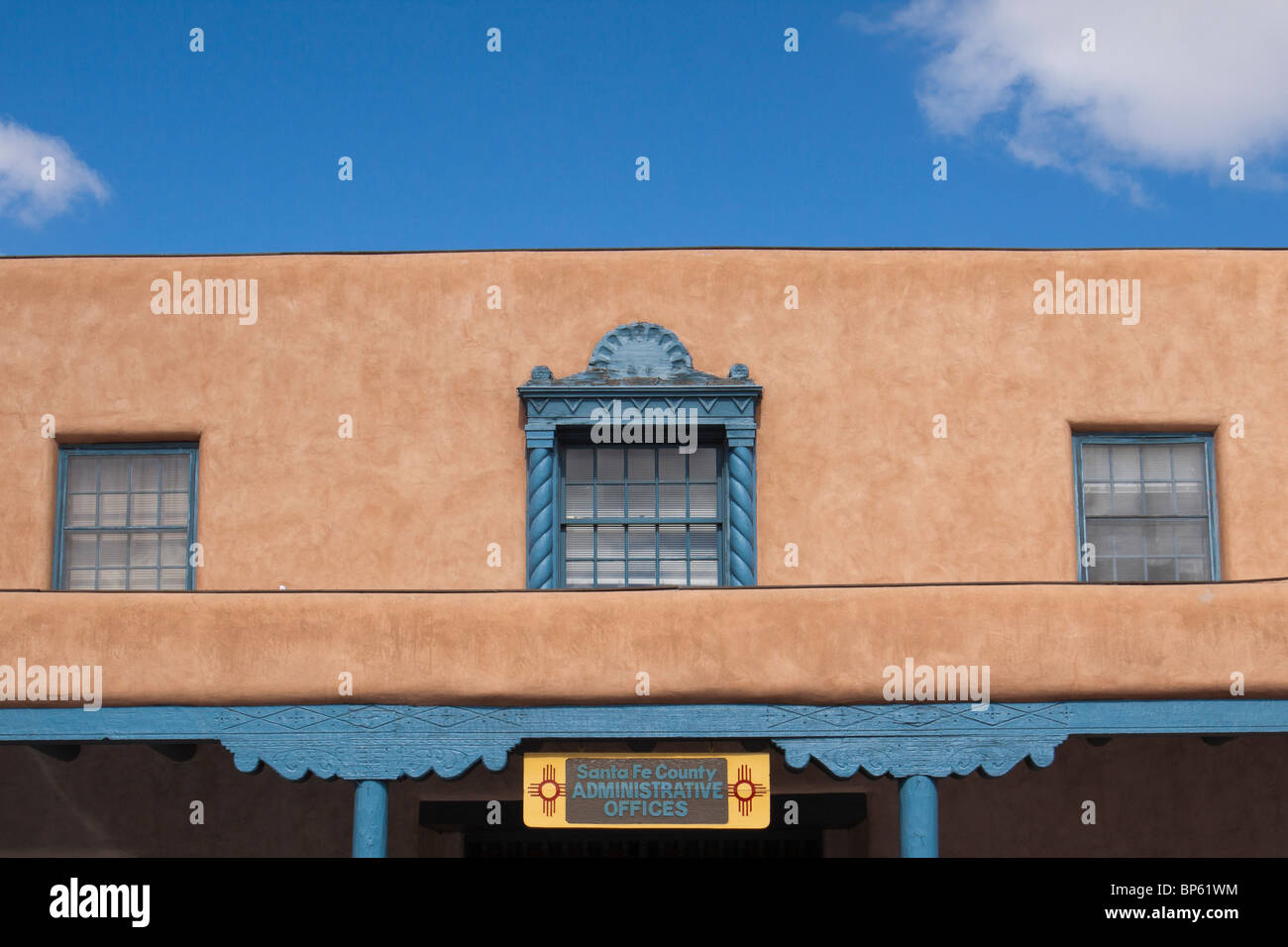 Santa Fe uffici amministrativi in Pueblo revival stile di architettura con il turchese decorazione della finestra e beccatelli Foto Stock