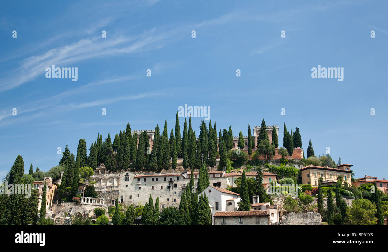 Verona in Italia guardando verso il Teatro Romano sopra la città sulla collina Foto Stock