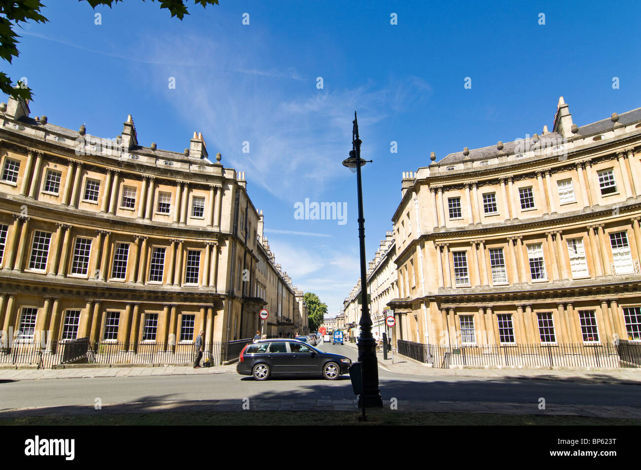 Vista orizzontale della curva facciate anteriore della vasca edifici in pietra costituente il Circus in vasca da bagno in una giornata di sole Foto Stock