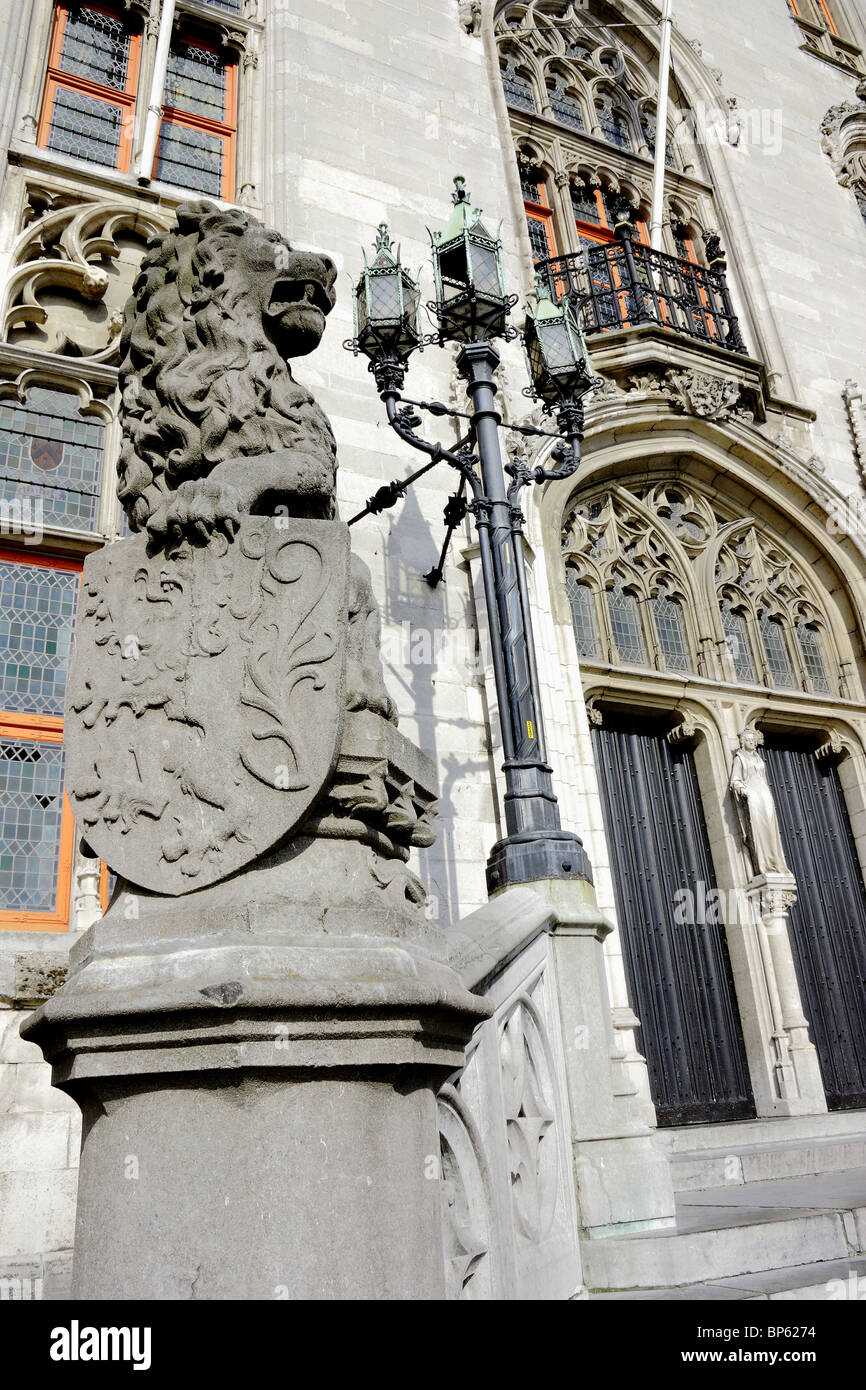 Statua di leone e stemma di fronte al Palazzo Provinciale House, la piazza del mercato di Bruges, Belgio Foto Stock