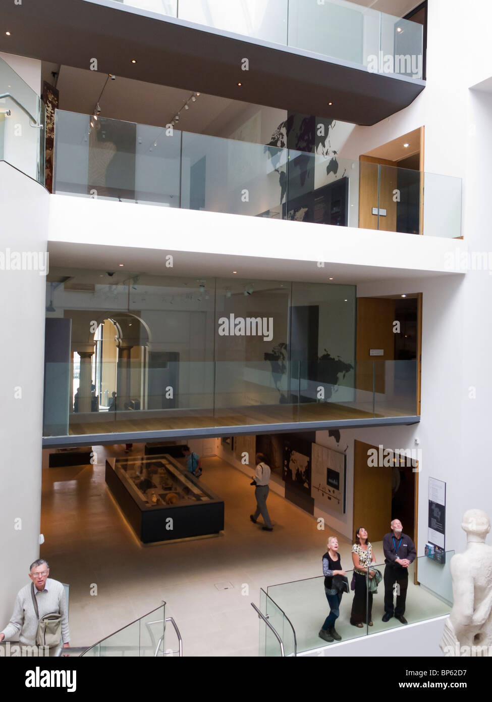 La zona atrio centrale al museo Ashmolean Museum di Oxford, Inghilterra. Foto Stock