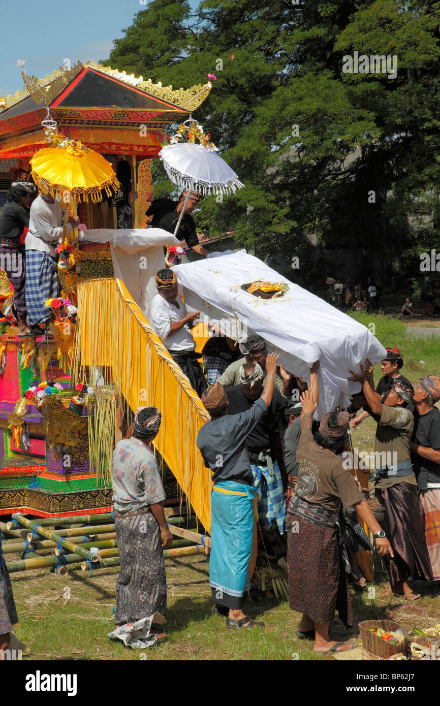 Indonesia, Bali, cerimonia di cremazione, il corpo abbassato dalla torre di cremazione, Foto Stock