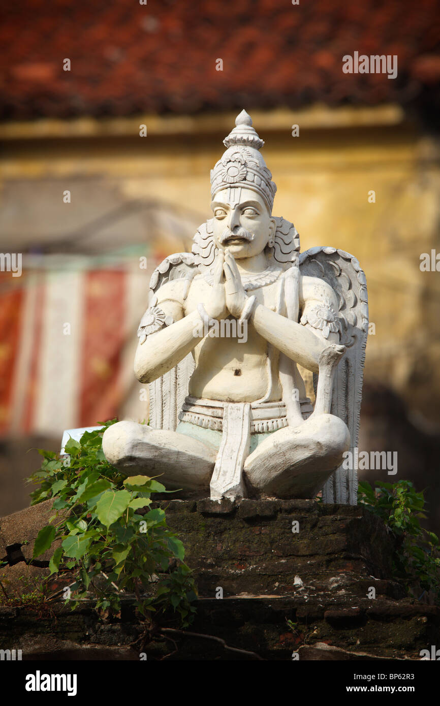 Stone Garuda (bird divinità) statua Foto Stock