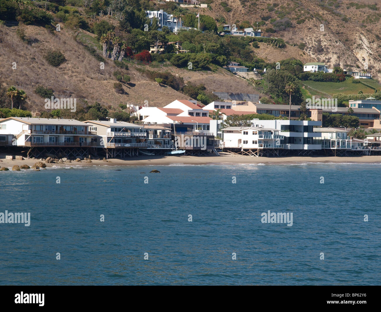Fila di Ocean front case della California costa di Malibu. Foto Stock