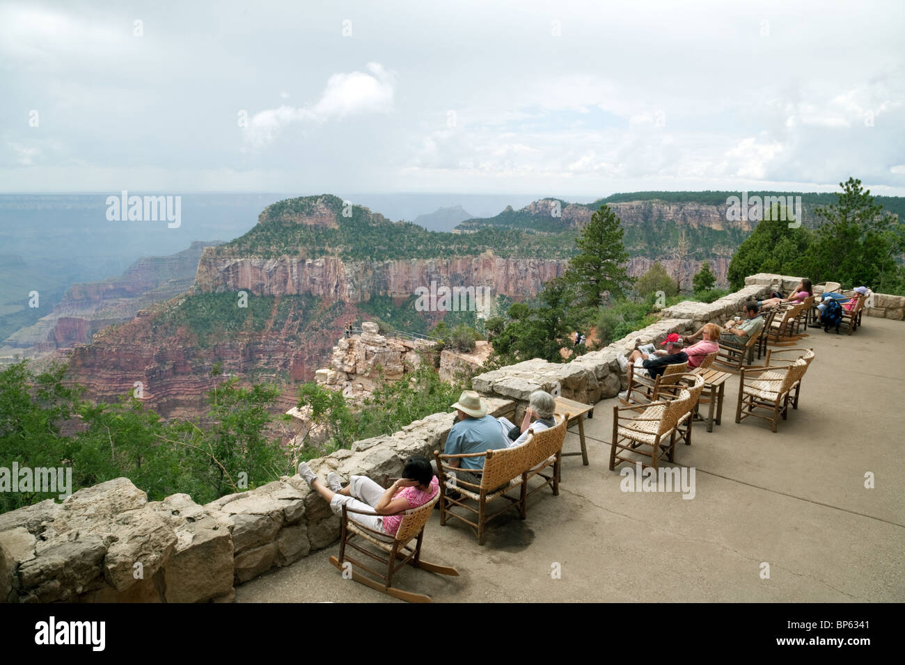 I turisti in cerca del Grand Canyon dal North Rim Grand Canyon Lodge, Arizona, Stati Uniti d'America Foto Stock