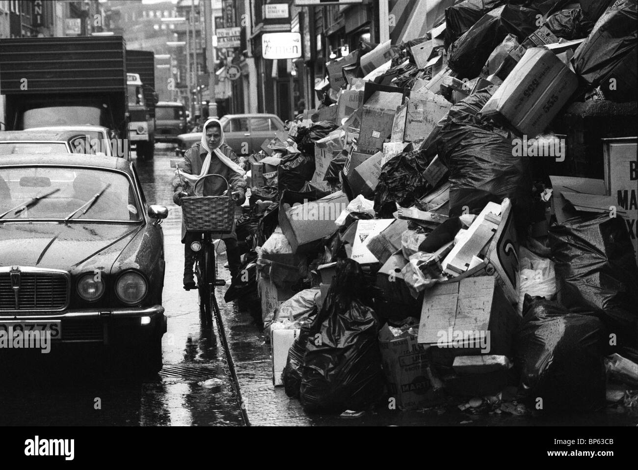 Inverno del malcontento Londra 1970s Regno Unito. La spazzatura si accumula nelle strade del centro di Londra. Dipendenti del settore pubblico Bin MEN Strike 1979 UK HOMER SYKES Foto Stock