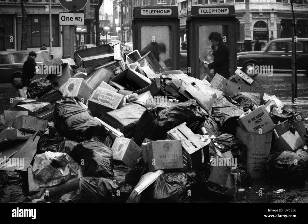 Inverno del malcontento Londra 1979. La spazzatura si accumula nelle strade del West End di Londra. La disputa industriale del XX secolo Bin Men che prende lo sciopero. 1970 UK HOMER SYKES Foto Stock