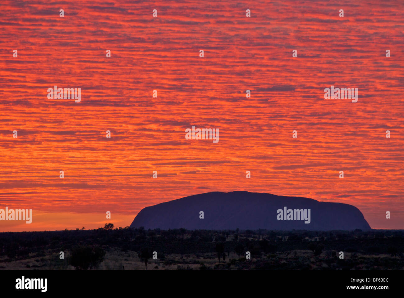 Uluru red sky di sunrise Foto Stock