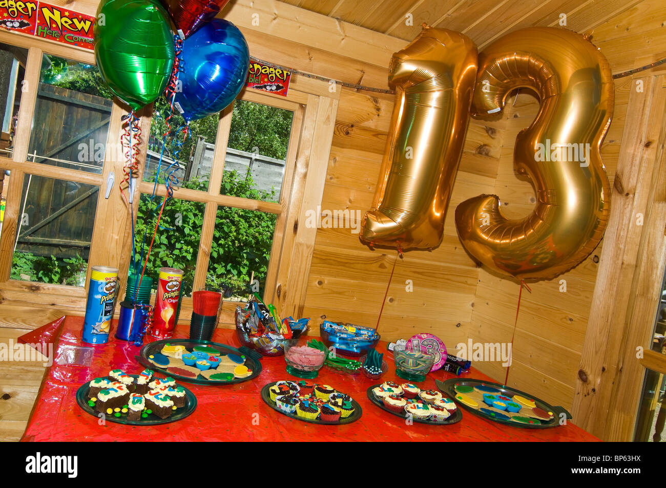 Chiudere orizzontale su di una tavola di piatti per le feste stabilite per  un bambino del XIII festa di compleanno Foto stock - Alamy