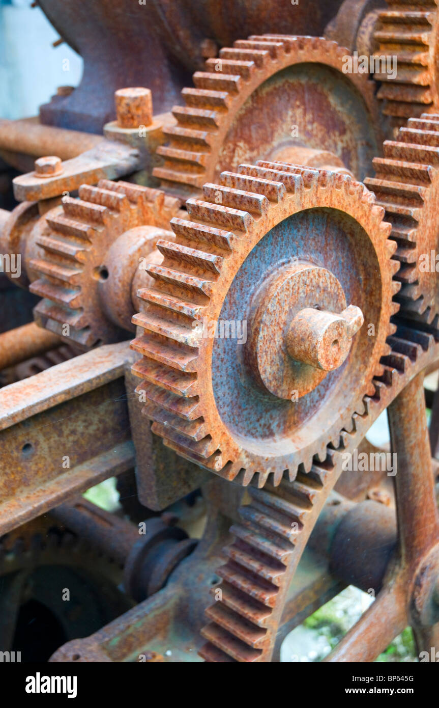 Rusty macchinari con ruote dentate e ingranaggi, utilizzato per la produzione di corde Foto Stock