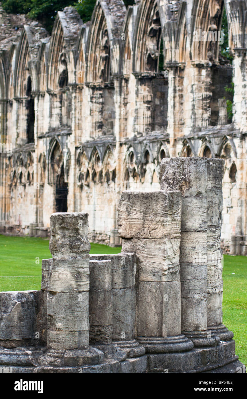 St Mary le rovine dell'abbazia, una abbazia benedettina risalente 1294, primi in stile inglese, York. Foto Stock