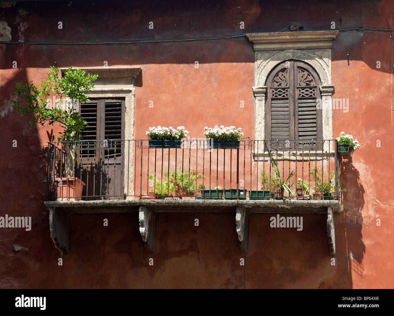 Antico balcone su una casa a Verona, Italia Foto Stock