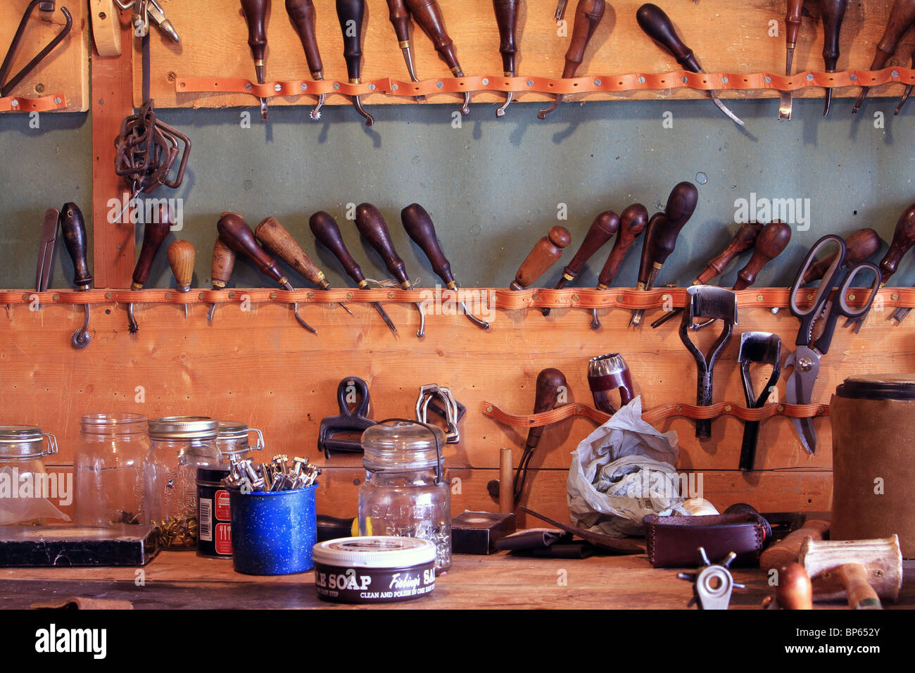 Lavori di cuoio e di strumenti di lavoro con gli strumenti, gli utensili e  le attrezzature per lavorare sulla pelle. Antico banco da lavoro e  strumenti Foto stock - Alamy