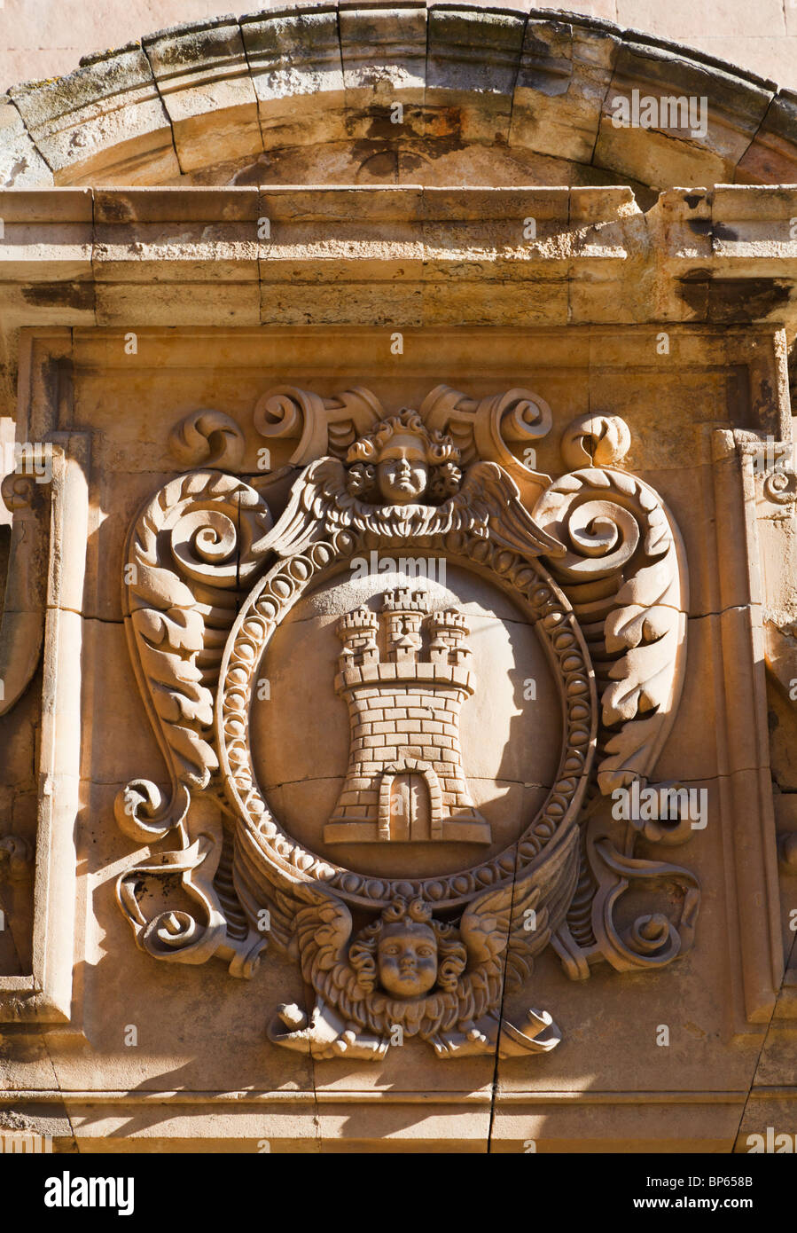 Salamanca, provincia di Salamanca, Spagna. Una pietra scolpita lo stemma di Castilla, o di Castiglia. Foto Stock