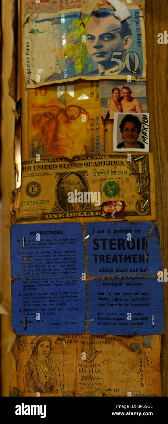 I vecchi elementi e cimeli appesi alle pareti del pub di Puhoi, Nuova Zelanda Foto Stock