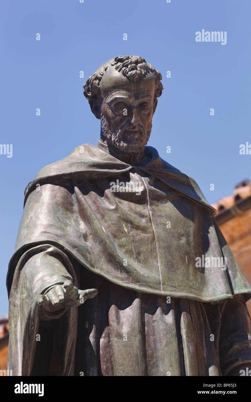 Salamanca, Provincia di Salamanca, Spagna. Statua del frate agostiniano Fray Luis de León 1527 – 1591 di Nicasio Sevilla. Foto Stock