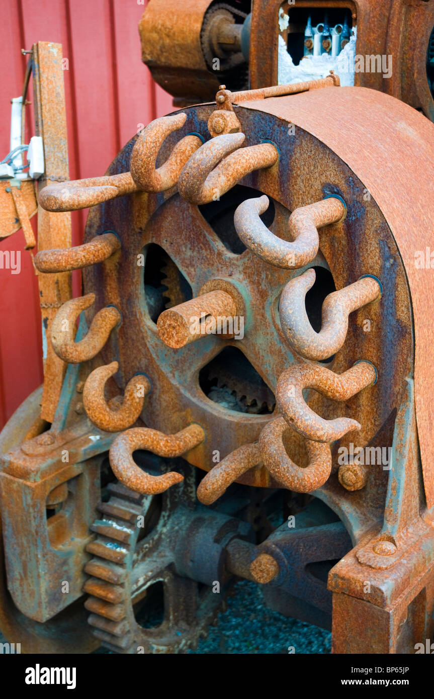 Rusty macchinari con ruote dentate e i ganci utilizzati per la produzione di corde Foto Stock