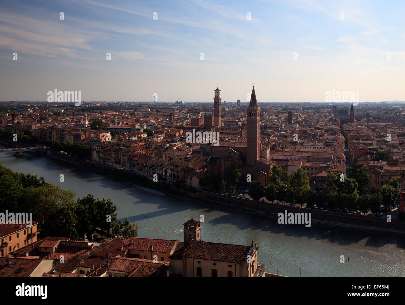 Vista sui tetti di Verona, Italia al tramonto Foto Stock