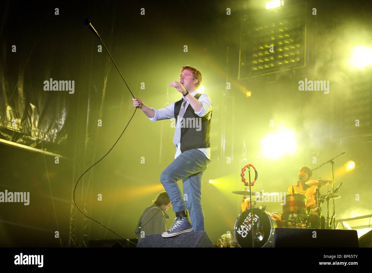 Ricky Wilson dei Kaiser Chiefs sul palco del V Festival in Chelmsford Foto Stock