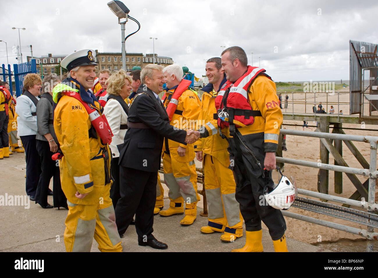 Fleetwood scialuppa di salvataggio equipaggio essendo introdotto dal timoniere Paolo Ashworth al sindaco di Wyre Russell Forsyth sulla scialuppa di salvataggio giorno 2010 Foto Stock