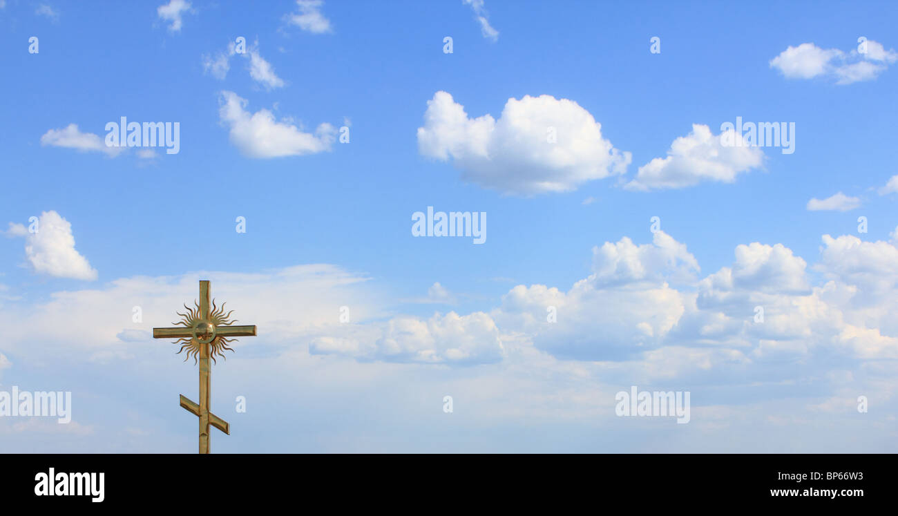 Croce ortodossa sul cielo blu e nuvole di sfondo, croce su sfondo cielo, seliger, st, neil monastero Foto Stock